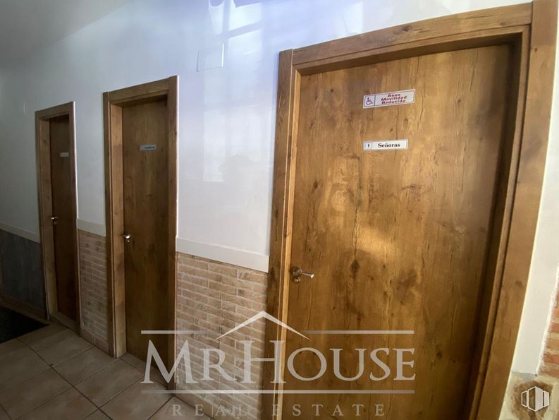 Retail for rent at  Calle Inmaculada, Casarrubuelos, Madrid, 28978 with wardrobe, door, handle, fixture, wood, cabinetry, home door, flooring, wood stain and floor around