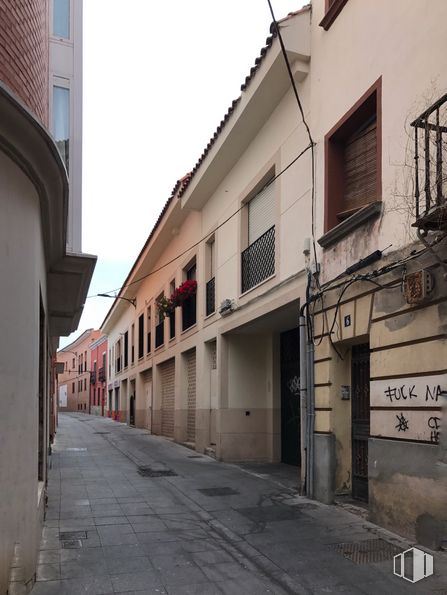 Retail for sale at Calle Arcipreste de Hita, Guadalajara, 19001 with window, building, sky, road surface, asphalt, neighbourhood, house, fixture, wall and residential area around