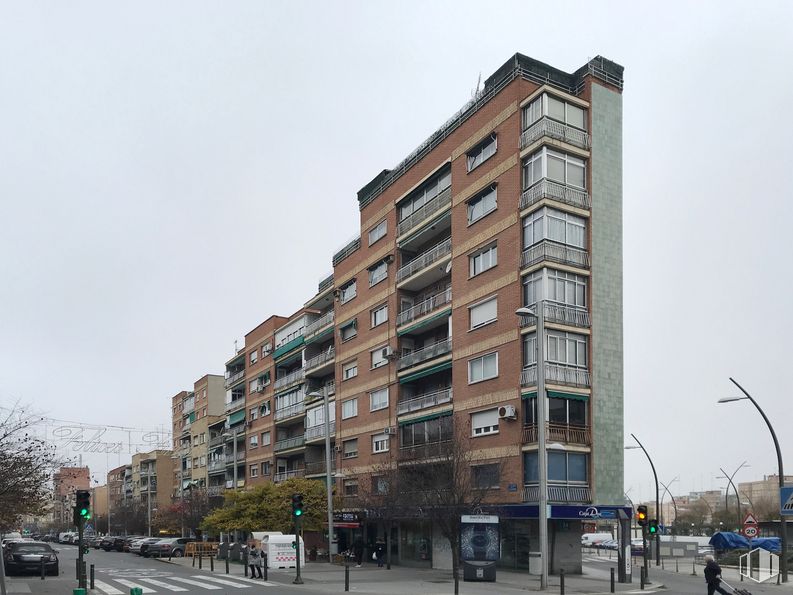 Local en alquiler en Avenida Constitución, 47, Móstoles, Madrid, 28931 con edificio, cielo, día, ventana, luz de la calle, infraestructura, árbol, bloque de torres, condominio y diseño urbano alrededor