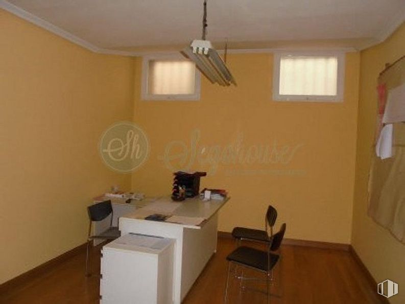 Office for rent at Paseo Conde de Sepúlveda, Segovia, 40006 with window, chair, desk, property, building, wood, lighting, interior design, yellow, floor, wall and flooring around