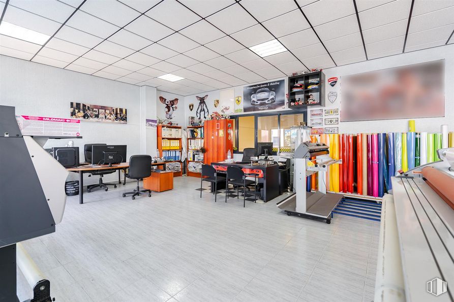 Nave en venta en Polígono Industrial La Garena, Alcalá de Henares, Madrid, 28806 con silla, mesa, diseño automovilístico, interiorismo, suelo, suelos, edificio, estante, publicación y estantería alrededor