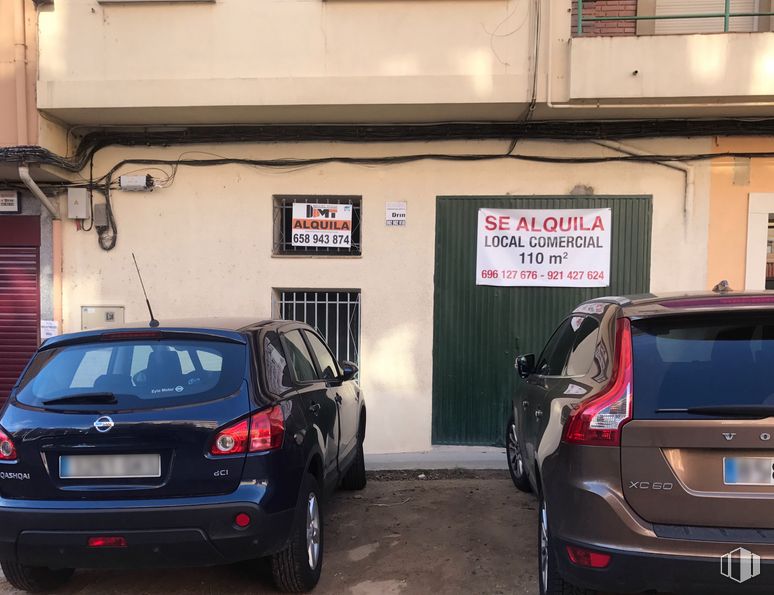 Local en alquiler y venta en Calle Amapola, 3, Segovia, 40006 con rueda, coche, ventana, placa de matrícula, neumático, luz trasera y de freno automotriz, placa de matrícula del vehículo, vehículo terrestre, vehículo y iluminación automotriz alrededor