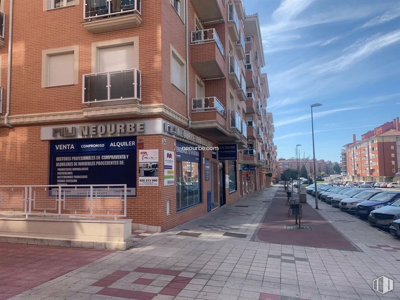 Retail for rent at Barrio de la Universidad, Ávila, 05003 with building, window, cloud, sky, street light, road surface, urban design, house, wall and residential area around