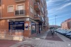 Retail for rent at Barrio de la Universidad, Ávila, 05003 with building, window, cloud, sky, street light, road surface, urban design, house, wall and residential area around