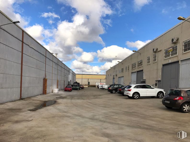 Industrial for sale at Calle Isaac Peral, Valdemoro, Madrid, 28341 with car, building, wheel, tire, automotive parking light, cloud, sky, land vehicle, vehicle and automotive tire around