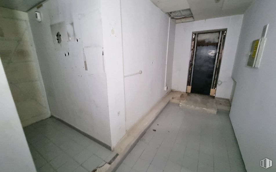 Retail for sale & for rent at Centro Comercial Zoco Pozuelo, Calle Barlovento, 30, Pozuelo de Alarcón, Madrid, 28223 with door, fixture, building, wood, floor, flooring, ceiling, composite material, room and building material around