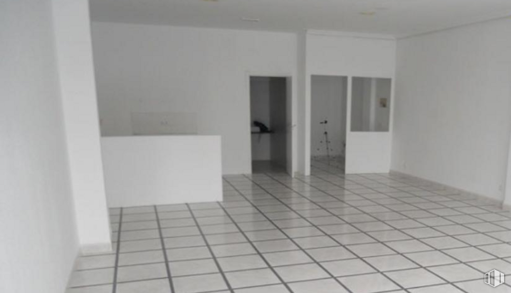 Retail for sale & for rent at Calle Río Alberche, Toledo, 45007 with fixture, interior design, tile flooring, floor, grey, wood, hall, flooring, material property and composite material around