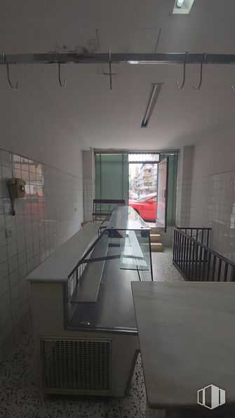 Local en venta en Zona Elipa, Ciudad Lineal, Madrid, 28017 con mesa, ventana, propiedad, accesorio, diseño de interiores, ebanistería, edificio, piso, suelo y madera alrededor