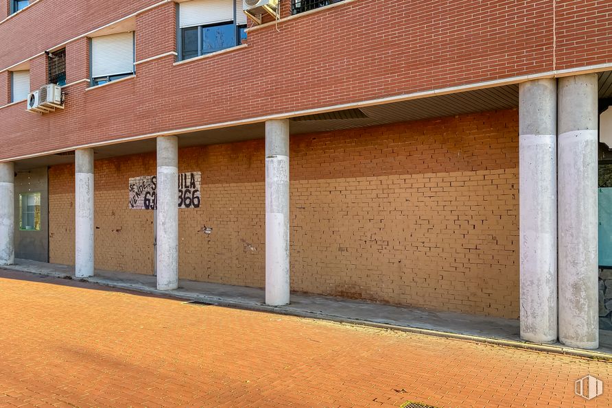 Retail for sale & for rent at Calle Alcalde Pablo Montero y Montero, 1, Leganés, Madrid, 28914 with window, wood, brickwork, brick, shade, road surface, building, wall, asphalt and material property around