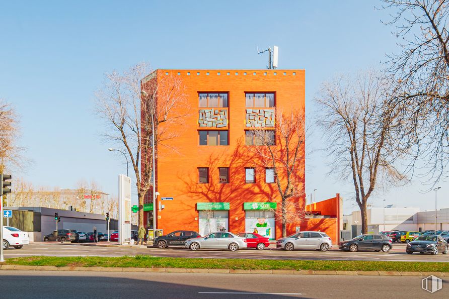 Oficina en alquiler en Calle Albasanz, San Blas - Canillejas, Madrid, 28037 con edificio, ventana, cielo, planta, durante el día, propiedad, árbol, coche, rama y rueda alrededor