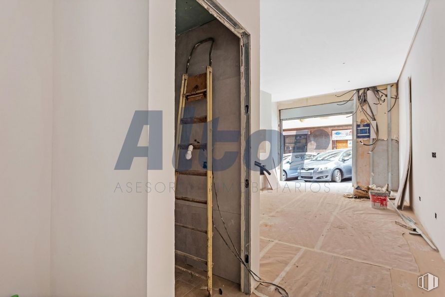 Local en venta en Calle Constancia, Chamartín, Madrid, 28002 con coche, edificio, accesorio, puerta, madera, neumático, ventana, puerta del vehículo, exterior del automóvil y suelos alrededor