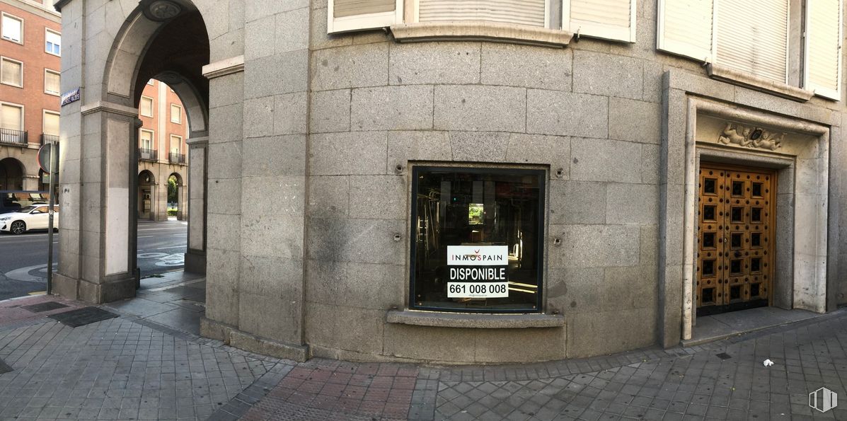 Local en venta en Calle Princesa, 88, Moncloa - Aravaca, Madrid, 28008 con edificio, ventana, puerta, accesorio, arquitectura, fuente, fachada, gas, arco y ciudad alrededor