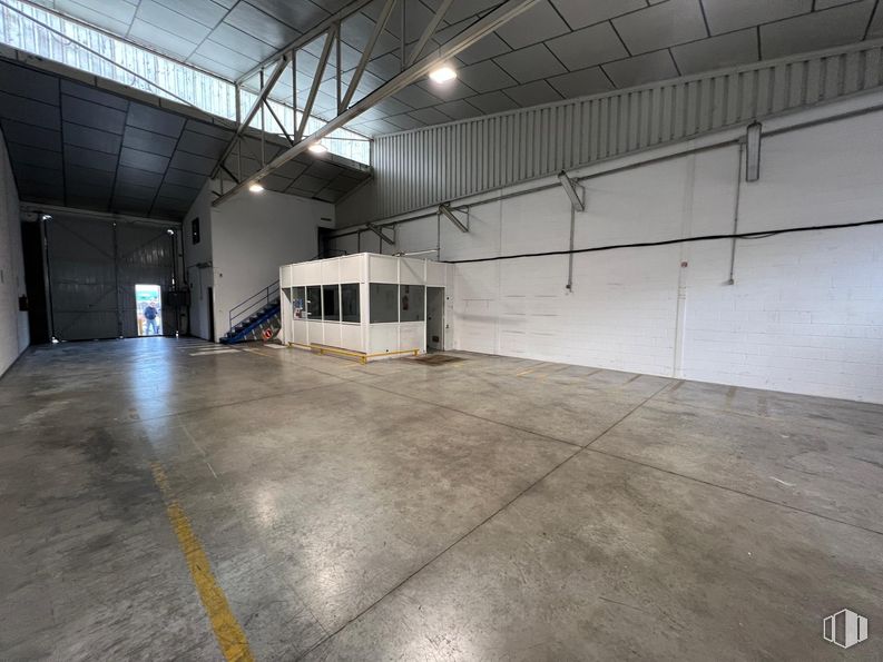 Industrial for rent at Calle Cabo de Finisterre, Arganda del Rey, Madrid, 28500 with flooring, floor, ceiling, hall, daylighting, building material, parking, fluorescent lamp, warehouse and light fixture around