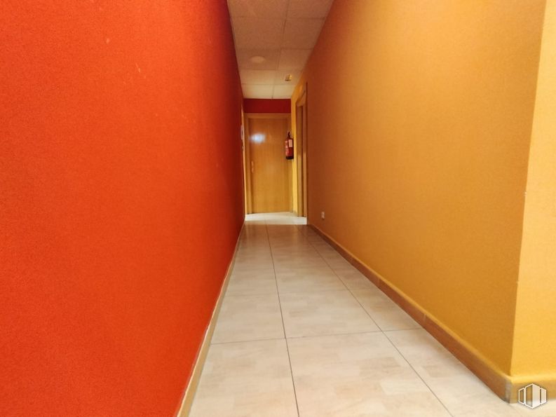 Nave en venta en Zona industrial, Coslada, Madrid, 28823 con edificio, accesorio, ámbar, naranja, suelo, madera, puerta, suelos, pintura y tintes y matices alrededor