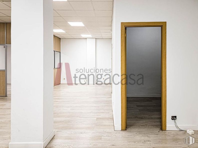 Oficina en alquiler en Calle Azcona, Salamanca, Madrid, 28028 con puerta, madera, accesorio, suelo, suelos, hall, madera dura, techo, rectángulo y fachada alrededor