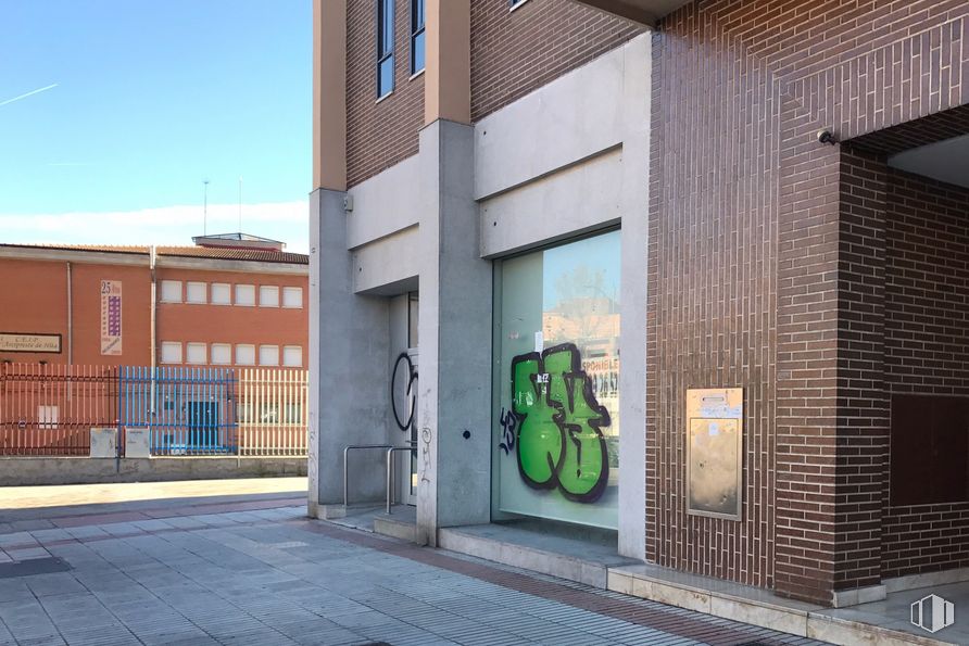 Local en venta en Avenida España, Fuenlabrada, Madrid, 28941 con edificio, cielo, puerta, arte, ventana, superficie de la carretera, diseño urbano, fachada, acera y ladrillo alrededor