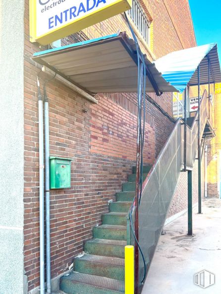 Oficina en alquiler en Calle Metales, 50, Humanes de Madrid, Madrid, 28970 con escaleras, edificio, arquitectura, ladrillo, madera, albañilería, superficie de la carretera, pared, fachada y pendiente alrededor