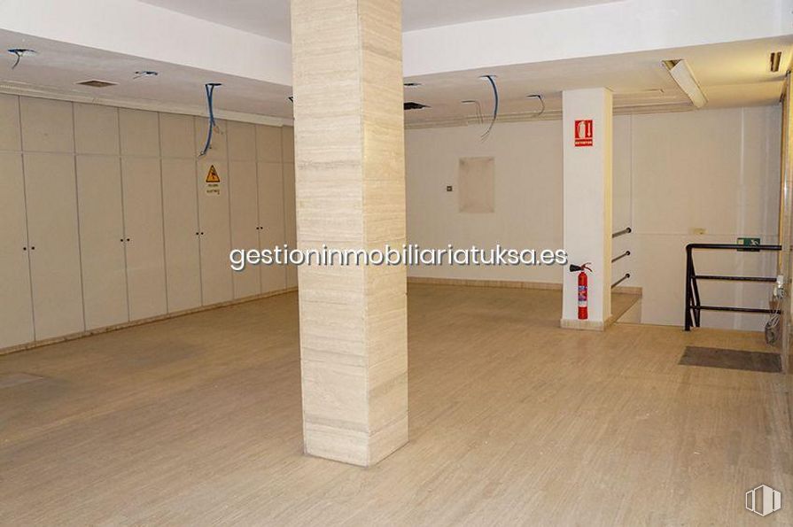 Retail for rent at Plaza de Santa Ana, Ávila, 05001 with furniture, fixture, wood, flooring, hall, floor, material property, laminate flooring, hardwood and wood stain around