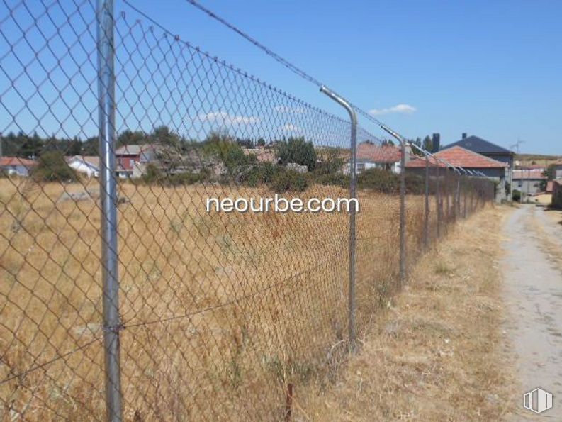 Land for sale at La Cañada, Herradón de Pinares, Ávila, 05294 with bridge, sky, plant, fence, mesh, land lot, wire fencing, grass, tree and home fencing around