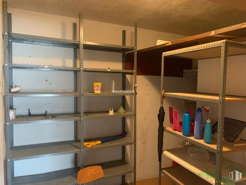 Retail for sale at Calle Agustín Rodríguez Sahagun, Ávila, 05003 with furniture, shelf, shelving, floor, chair, closet, clothes hanger, wood, cabinetry and changing room around