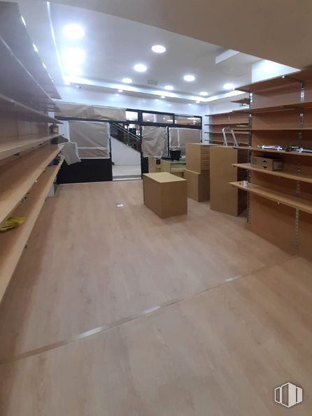 Local en alquiler y venta en Centro Comercial Zoco, Calle Santa Teresa, 1, Arganda del Rey, Madrid, 28500 con caja, estante, madera, pavimento, piso, estantería, accesorio, madera, tinte para madera y pasillo alrededor