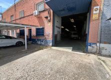 Industrial for sale at Calle Cobre, 5, Torrejón de Ardoz, Madrid, 28850 with car, window, tire, wheel, automotive parking light, land vehicle, vehicle, automotive tire, building and road surface around