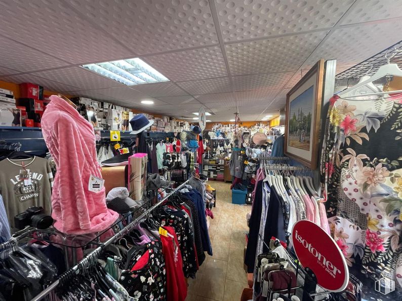 Local en venta en Centro, Moralzarzal, Madrid, 28411 con ropa, parte superior, venta al por menor, mercado, vaqueros, tienda, bazar, percha, tienda outlet y mercadillo alrededor