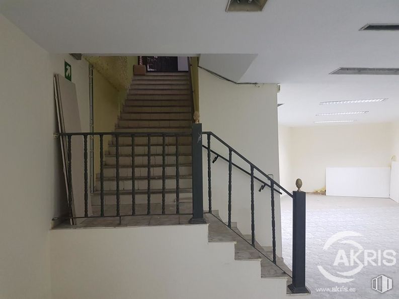 Retail for sale & for rent at Paseo Santa María de la Cabeza, Arganzuela, Madrid, 28019 with property, stairs, wood, building, fixture, floor, flooring, real estate, baluster and composite material around