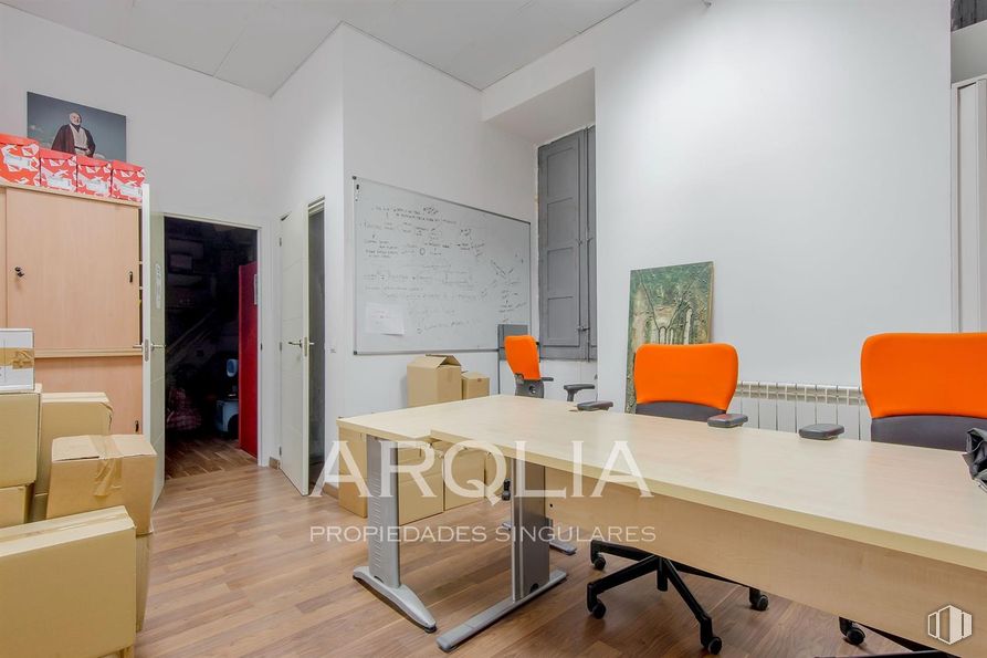 Oficina en venta en Calle Ferraz, Moncloa - Aravaca, Madrid, 28008 con pizarra, escritorio, mueble, mesa, madera, interiorismo, suelos, suelo, silla y hall alrededor