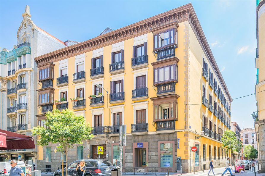 Office for rent at Zona Centro, Centro, Madrid, 28004 with car, building, apartment, facade, condominium, urban design, metropolitan area, mixed-use, commercial building and metropolis around