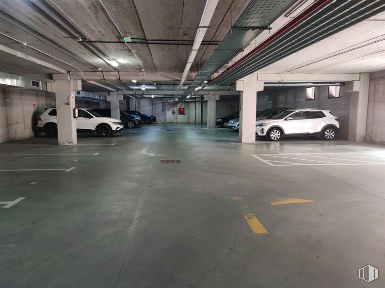 Office for rent at Centro Empresarial Augusta, Avenida Vía Láctea, 1, San Fernando de Henares, Madrid, 28830 with car, automotive lighting, automotive exterior, automotive parking light, parking lot, parking, personal luxury car, luxury vehicle, family car and automotive tail & brake light around