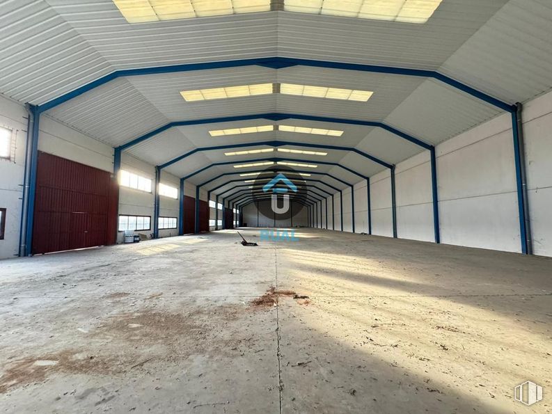 Industrial for sale at Polígono Torrehierro, Talavera de la Reina, Toledo, 45600 with light fixture, lighting, metal, warehouse, daylighting, concrete, building material, design, beam and hall around