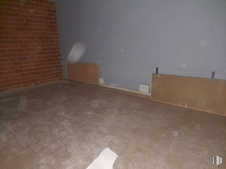 Retail for sale at Zona Tetuán, Tetuán, Madrid, 28039 with wood, floor, flooring, hardwood, building material, wood stain, building, house, brickwork and plywood around