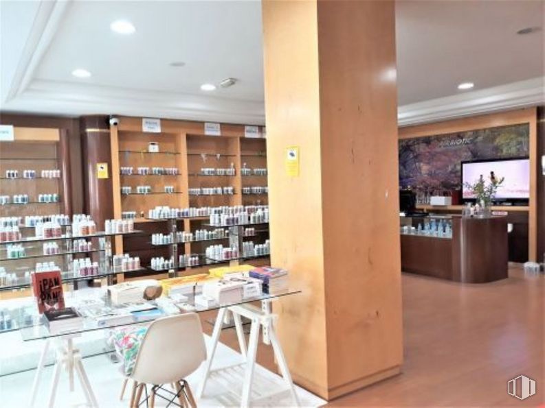 Local en venta en Calle Juan Bravo, Salamanca, Madrid, 28006 con silla, mesa, mueble, edificio, estantería, diseño de interiores, madera, estantería, ebanistería y suelo alrededor