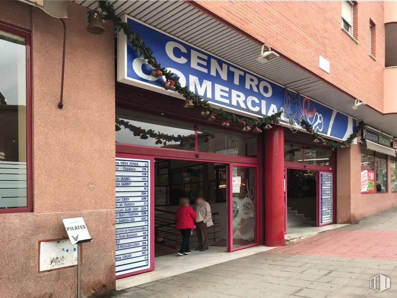 Retail for sale & for rent at Ronda Buenavista, Toledo, 04005 with person, property, building, fixture, window, door, facade, real estate, awning and font around