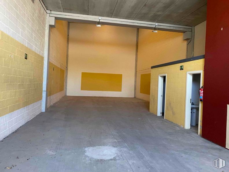 Industrial for rent at Polígono Industrial Coslada, Coslada, Madrid, 28820 with wood, hall, flooring, floor, fixture, building, door, ceiling, concrete and hardwood around