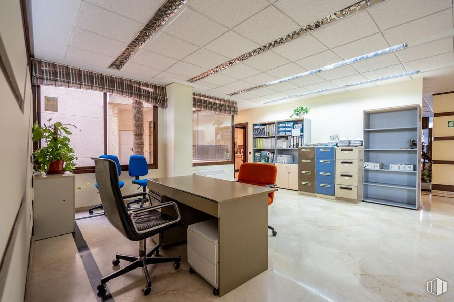 Office for sale at Zona Auditorio, Las Rozas de Madrid, Madrid, 28230 with chair, desk, houseplant, filing cabinet, bookcase, furniture, interior design, office chair, flooring and office equipment around