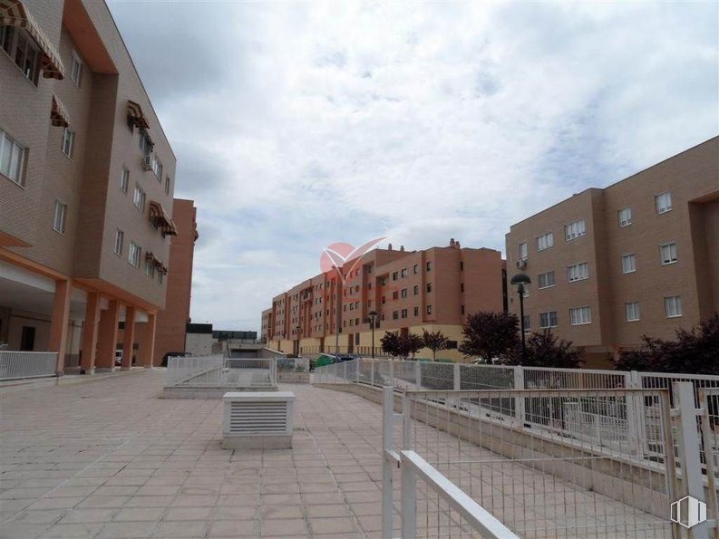 Local en alquiler en Zona Avenida de la Música Española, Cuenca, 16004 con edificio, cielo, nube, ventana, diseño urbano, superficie de carretera, condominio, casa, espacio público y área residencial alrededor