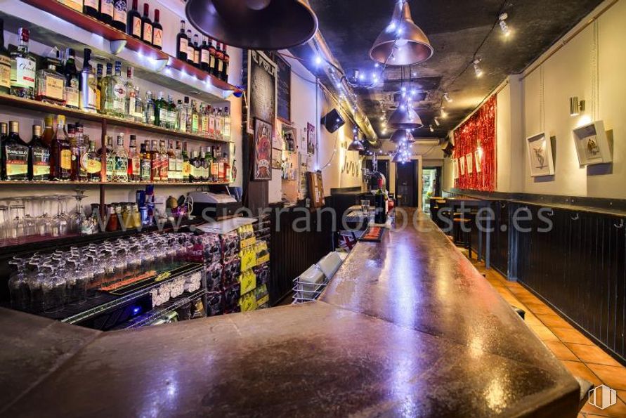 Local en venta en Zona La Latina, Centro, Madrid, 28005 con lámpara, mueble, estante, establecimiento de bebidas, botella, artículos de bar, beber, ciudad, edificio y venta minorista alrededor