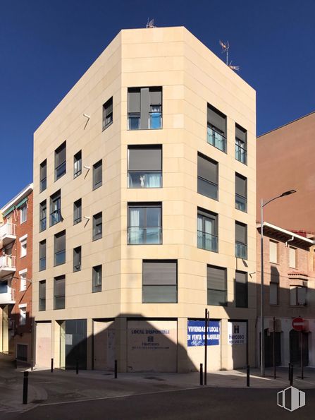 Retail for sale & for rent at Calle Barrionuevo, Guadalajara, 19001 with building, street light, sky, daytime, window, property, fixture, architecture, tower block and urban design around