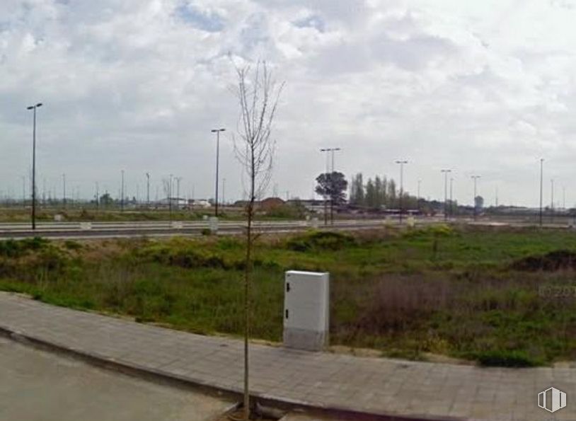 Land for sale at Urbanización Turieles, Talavera de la Reina, Toledo, 45600 with cloud, sky, plant, land lot, road surface, asphalt, thoroughfare, overhead power line, grass and electricity around