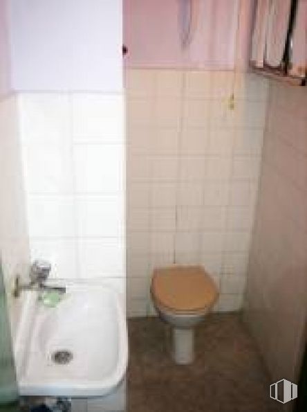 Retail for sale at Zona Parque Vosa, Móstoles, Madrid, 28933 with toilet, sink, purple, bathroom, building, toilet seat, plumbing fixture, floor, flooring and fixture around