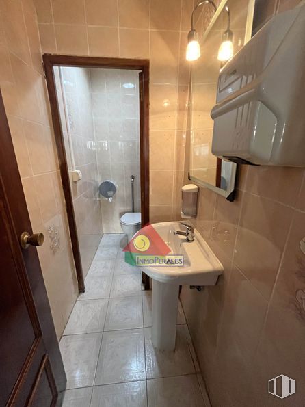 Local en venta en Zona Perales del Río , Getafe, Madrid, 28909 con fregadero, propiedad, accesorio de fontanería, grifo, baño, lavabo de baño, edificio, diseño de interiores, arquitectura y puerta alrededor