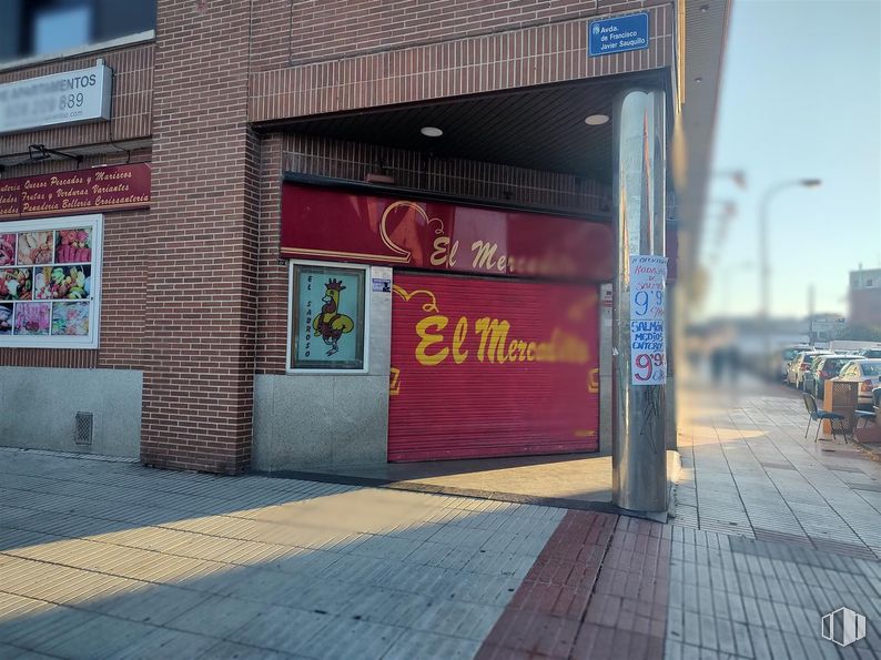 Local en venta en Avenida Francisco Javier Sauquillo, 29, Fuenlabrada, Madrid, 28944 con puerta, ladrillo, logotipo, acera, señalización electrónica, noche y firmar alrededor