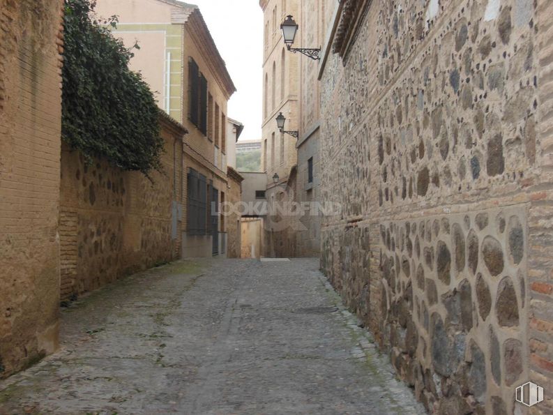 Land for sale at Casco Histórico, Toledo, 45002 with building, road surface, flooring, sky, window, facade, door, road, city and alley around