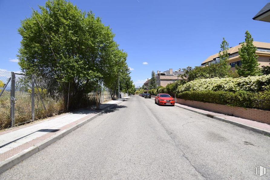 Suelo en venta en Zona Európolis, Las Rozas de Madrid, Madrid, 28230 con coche, cielo, planta, edificio, infraestructura, superficie de la carretera, vehículo, árbol, asfalto y lote de terreno alrededor