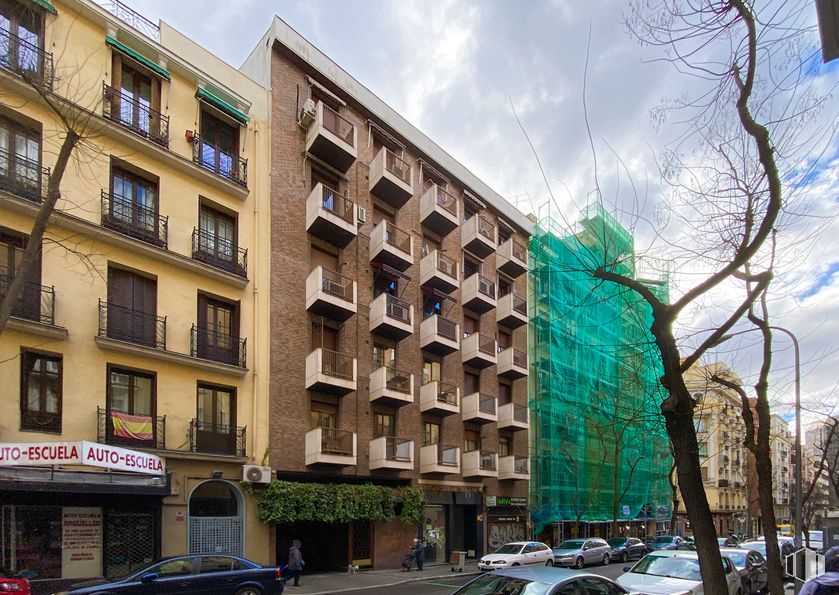 Retail for sale at Calle Andrés Mellado, 18, Chamberí, Madrid, 28015 with building, car, wheel, cloud, land vehicle, sky, tire, window, vehicle and urban design around