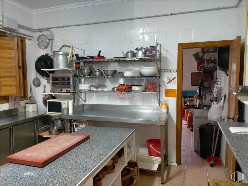 Local en venta en Centro, Huete, Cuenca, 16540 con ebanistería, encimera, cocina, aparato de cocina, electrodoméstico, mueble, alumbrado, estante, electrodoméstico y estantería alrededor