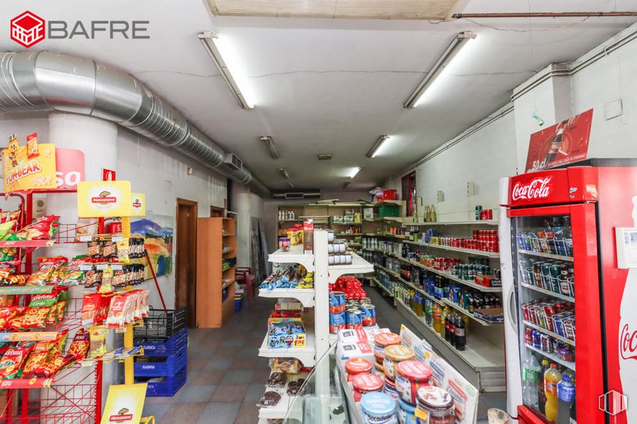 Local en venta en Calle Avena, Usera, Madrid, 28026 con productos envasados, estante, producto, edificio, estantería, cliente, tienda, venta al por menor, comida precocinada y caja alrededor