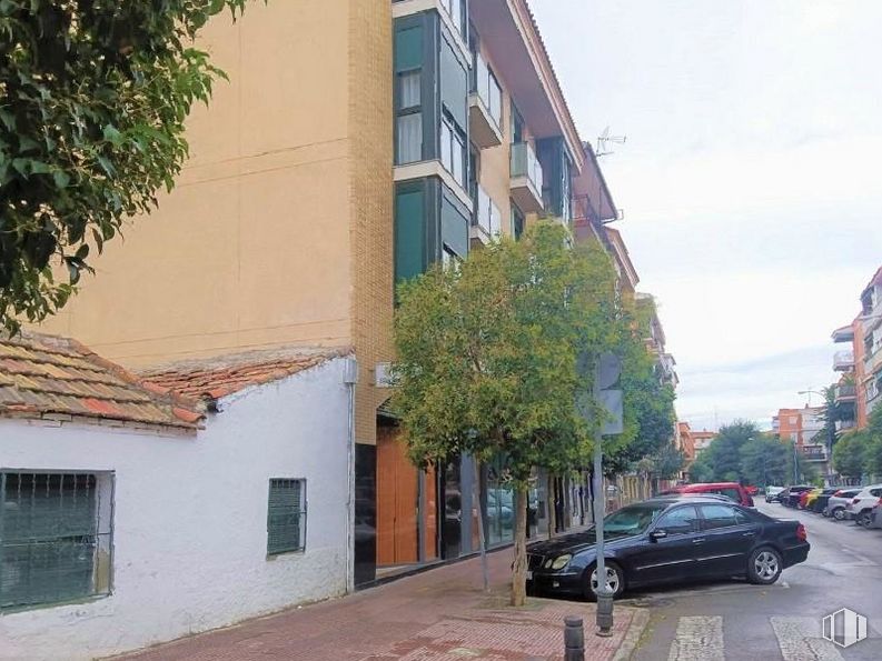 Local en alquiler y venta en Calle Polvoranca, Leganés, Madrid, 28911 con coche, ventana, edificio, neumático, cielo, vehículo, rueda, nube, hoja y planta alrededor